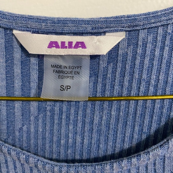 Alia sweater set size small but fits more like a med/lg - Picture 2 of 5